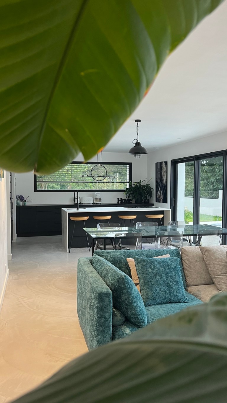 Home tour le M.: La pièce de vie lumineuse et fonctionnelle ...