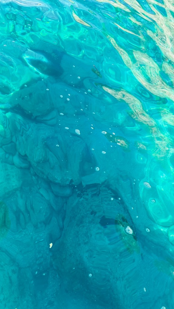 Eau cristalline avec des reflets et des bulles à la surface.