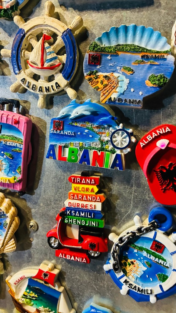 Aimants colorés représentant des souvenirs d'Albanie, incluant des paysages, des villes comme Tirana, Saranda et Ksamil.